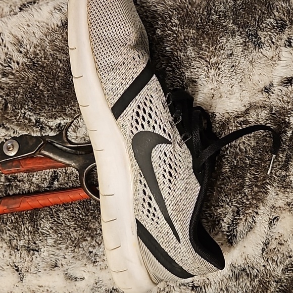 Women's Nike running shoe (free rn) grayish color with black size 6.5 y (boy) - Picture 5 of 5